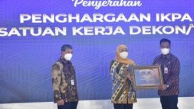 Gubernur Jawa Timur, Khofifah Indar Parawansa  menyerahkan secara simbolis Daftar Isian Pelaksanaan Anggaran (DIPA) dan Alokasi Transfer Kedaerah dan Dana Desa (TKDD) Tahun Anggaran (TA) 2022 kepada 38 kabupaten/kota se - Jawa Timur di Gedung Negara Grahadi, Surabaya, Kamis (9/12/2021).