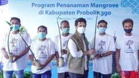Wakil Gubernur Jawa Timur Emil Elestianto Dardak saat menghadiri Program Penanaman Mangrove di Pantai Duta, Kab. Probolinggo, Kamis, (9/12/2021).