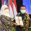Gubernur Jatim Khofifah Indar parawansa saat memberi wejangan kepada para ASN dan Pejabat publik di lingkungan Pemprov Jatim untuk menjauhi korupsi di Gedung Grahadi Surabaya. Kamis (9/12/21).