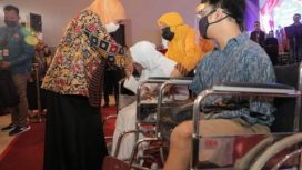 Gubernur Jawa Timur Khofifah Indar Parawansa saat penutupan Unjuk Gelar Keterampilan Hasil Karya Anak Disabilitas serta Seminar Inklusi tingkat Provinsi Jatim Tahun 2021 di Hotel Batu Suki Kota Batu, Kamis (9/12/2021).