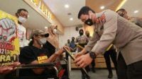 Kapolda Jatim Irjen pol Nico Afinta saat memberikan piagam penghargaan kepada pemenang lomba.