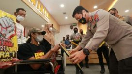 Kapolda Jatim Irjen pol Nico Afinta saat memberikan piagam penghargaan kepada pemenang lomba.