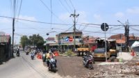 Pelebaran Pertigaan Jalan Pasar Suko Kecamatan Sidoarjo sedang berlangsung