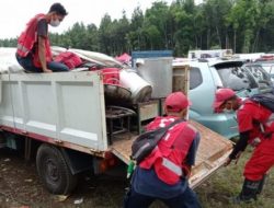 Belasan relawan Palang Merah Indonesia (PMI) Kabupaten Jember, saat  beraktivitas bersama relawan PMI di Posko PMI Provinsi Jawa Timur di lapangan Desa Penanggal Kecamatan Candipuro Lumajang (11/12/2021).