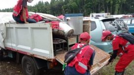 Belasan relawan Palang Merah Indonesia (PMI) Kabupaten Jember, saat beraktivitas bersama relawan PMI di Posko PMI Provinsi Jawa Timur di lapangan Desa Penanggal Kecamatan Candipuro Lumajang (11/12/2021).