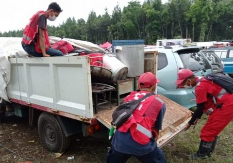 Relawan PMI Jember Distribusikan Logistik ke Korban Semeru