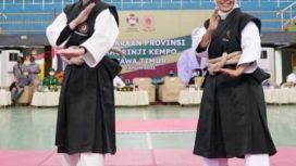 Arumi Bachsin Emil Dardak pada saat pembukaan Kejuaraan Provinsi (Kejurprov) Persaudaraan Shorinji Kempo Indonesia (Perkemi) yang dilaksanakan di GOR Jayabaya, Kota Kediri, Sabtu (11/12/2021).