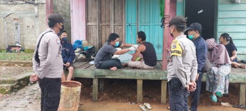 Bhabinkamtibmas Polsek Sungai Durian Dampingi Nakes Laksanakan Vaksinasi Door To Door