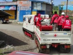 Kendaraan taktis segala medan Hagglund Palang Merah Indonesia (PMI) yang dikerahkan ke Dusun Curah Kobokan dan Supitarang sejak Senin (6/12/2021) dengan membawa bantuan sembako dan air bersih.