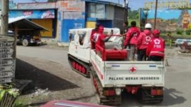 Kendaraan taktis segala medan Hagglund Palang Merah Indonesia (PMI) yang dikerahkan ke Dusun Curah Kobokan dan Supitarang sejak Senin (6/12/2021) dengan membawa bantuan sembako dan air bersih.