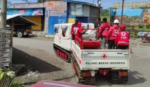 PMI Kerahkan Kendaraan Hagglund Bawa Bantuan Sembako dan Air Bersih bagi Korban Erupsi Gunung Semeru