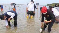 Gubernur Jawa Timur, Khofifah Indar parawansa dalam acara Yuk Ke Laut! di Pantai Pengkolan, Desa Kandang Semangkong, Kec. Paciran, Kab. Lamongan, Minggu (12/12/2021).