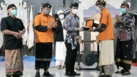 Wakil Gubernur Jawa Timur Emil Elestianto Dardak, saat menghadiri Pelantikan Dewan Pimpinan Cabang (DPC) Prajaniti Hindu Indonesia Provinsi Jawa Timur Masa Bhakti 2021-2026 di Pura Penataran Agung Margowening Desa Balonggarut, Kecamatan Krembung, Kab. Sidoarjo, Sabtu (11/12) malam.