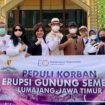 Jajaran Pengurus IKAL Jatim saat membagikan bantuan pada korban APG gunung Semeru di Lumajang.Sabtu (11/12).