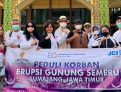 Jajaran Pengurus IKAL Jatim saat membagikan bantuan pada korban APG gunung  Semeru di Lumajang.Sabtu (11/12).