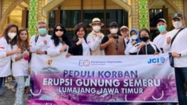 Jajaran Pengurus IKAL Jatim saat membagikan bantuan pada korban APG gunung Semeru di Lumajang.Sabtu (11/12).