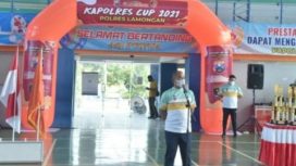 AKBP Miko Indrayana, S.I.K., saat memimpin upacara pembukaan turnamen bulu tangkis dan bola voli dalam rangka Kapolres Cup Tahun 2021, bertempat di Sport Center Lamongan (SCL), Senin (13/12/21).