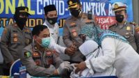 Kapolresta Sidoarjo Kombes Pol. Kusumo Wahyu Bintoro mengunjungi Madrasah Ibtidaiyah Negeri 2, Sedati, Selasa (14/12/21)