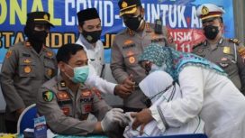 Kapolresta Sidoarjo Kombes Pol. Kusumo Wahyu Bintoro mengunjungi Madrasah Ibtidaiyah Negeri 2, Sedati, Selasa (14/12/21)