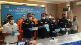 Badan Narkotika Nasional Provinsi (BNNP) Jawa Timur, saat  memusnahkan Narkotika jenis sabu seberat 3.289 gram Selasa (14/12/2021).