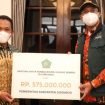 Bupati Sidoarjo Gus Muhdlor saat serahkan bantuan kemanusiaan ke kurban erupsi gunung Semeru Rp 575 Juta