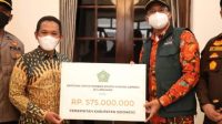 Bupati Sidoarjo Gus Muhdlor saat serahkan bantuan kemanusiaan ke kurban erupsi gunung Semeru Rp 575 Juta