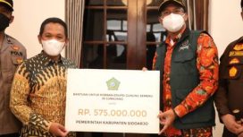 Bupati Sidoarjo Gus Muhdlor saat serahkan bantuan kemanusiaan ke kurban erupsi gunung Semeru Rp 575 Juta