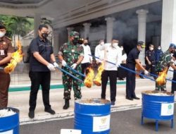 Pemkab Sidoarjo bersama Kantor Wilayah/Kanwil Direktorat Jenderal Bea dan Cukai (DJBC) Jatim I memusnahkan rokok ilegal di pendopo Delta Wibawa, Rabu, (15/12).