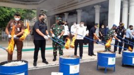 Pemkab Sidoarjo bersama Kantor Wilayah/Kanwil Direktorat Jenderal Bea dan Cukai (DJBC) Jatim I memusnahkan rokok ilegal di pendopo Delta Wibawa, Rabu, (15/12).