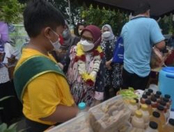 Ketua Dekranasda Kota Surabaya, Rini Indriyani saat kujungi basar UMKM.