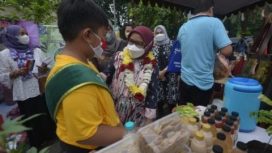 Ketua Dekranasda Kota Surabaya, Rini Indriyani saat kujungi basar UMKM.