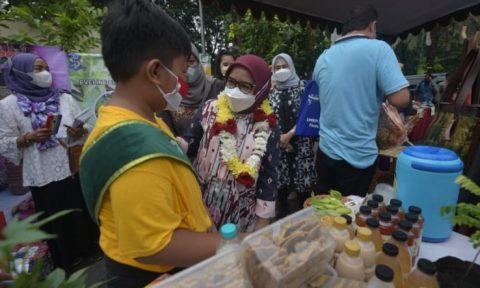 Ketua Dekranasda Kota Surabaya Buka Bazar UMKM Fiesta 2021
