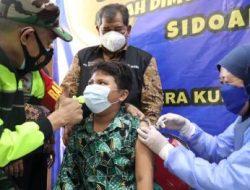 Siswa sekolah dasar  sedang mengikuti vaksinasi untuk anak usia 6 - 12 tahun