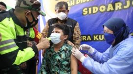 Siswa sekolah dasar  sedang mengikuti vaksinasi untuk anak usia 6 - 12 tahun