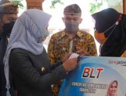 Wali Kota Mojokerto Ika Puspitasari, saat memberikan bantuan secara simbolis kepada  buruh pabrik rokok dari Dana Bagi Hasil Cukai Hasil Tembakau (DBH CHT) di pendopo Sabha Kridatama Rumah Rakyat Kota Mojokerto, Kamis (16/12/2021).
