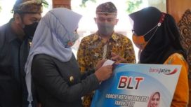 Wali Kota Mojokerto Ika Puspitasari, saat memberikan bantuan secara simbolis kepada  buruh pabrik rokok dari Dana Bagi Hasil Cukai Hasil Tembakau (DBH CHT) di pendopo Sabha Kridatama Rumah Rakyat Kota Mojokerto, Kamis (16/12/2021).