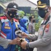 Kapolresta Sidoarjo, Kombes Pol Kusumo Wahyu Bintoro saat memberikan penghargaan pada anggota berprestasi.