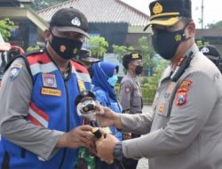 Kapolresta Sidoarjo, Kombes Pol Kusumo Wahyu Bintoro saat memberikan penghargaan pada anggota berprestasi.