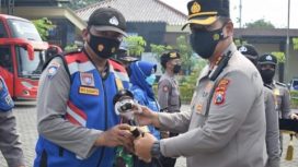 Kapolresta Sidoarjo, Kombes Pol Kusumo Wahyu Bintoro saat memberikan penghargaan pada anggota berprestasi.