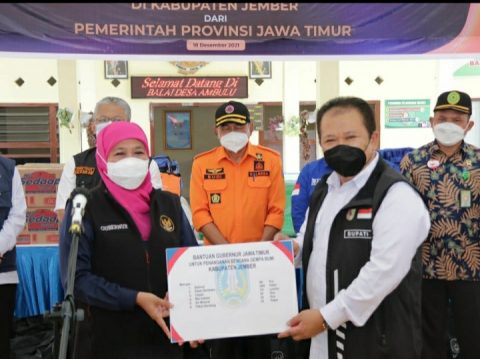Gubernur Jawa Timur Serahkan Bantuan Kepada Bupati Jember untuk Korban Bencana Gempa