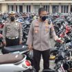 Kapolresta Sidoarjo Kombes Pol Kusumo Wahyu Bintoro saat meninjau sepeda motor  hasil razia knalpot brong