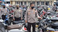 Kapolresta Sidoarjo Kombes Pol Kusumo Wahyu Bintoro saat meninjau sepeda motor hasil razia knalpot brong