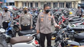 Kapolresta Sidoarjo Kombes Pol Kusumo Wahyu Bintoro saat meninjau sepeda motor  hasil razia knalpot brong