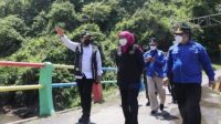 Gubernur Jatim Khofifah Indar parawansa, saat mengunjungi wilayah terdampak gempa di Desa Ambulu, Dusun Krajan, Kecamatan Ambulu, Kab. Jember dilanjutkan ke pantai Watu Ulo sentra gempa pada Sabtu (18/12).