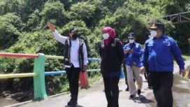 Gubernur Jatim Khofifah Indar parawansa, saat mengunjungi wilayah terdampak gempa di Desa Ambulu, Dusun Krajan, Kecamatan Ambulu, Kab. Jember dilanjutkan ke pantai Watu Ulo sentra gempa  pada  Sabtu  (18/12).