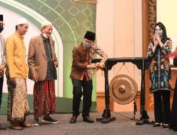 Wakil Gubernur Jawa Timur Emil Elestianto Dardak membuka Silaturrahim Daerah Bu Nyai Nasional di Hotel Shangri-La, Surabaya, Minggu (19/12/2021).