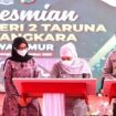 Gubernur Jawa Timur  Khofifah Indar Parawansa, saat meresmikan SMAN 2 Taruna Bhayangkara Jawa Timur di Kecamatan Genteng - Banyuwangi,  Minggu (19/12/2021).