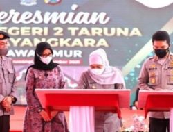 Gubernur Jawa Timur Khofifah Indar Parawansa, saat meresmikan SMAN 2 Taruna Bhayangkara Jawa Timur di Kecamatan Genteng - Banyuwangi, Minggu (19/12/2021).