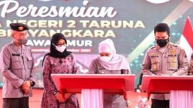 Gubernur Jawa Timur  Khofifah Indar Parawansa, saat meresmikan SMAN 2 Taruna Bhayangkara Jawa Timur di Kecamatan Genteng - Banyuwangi,  Minggu (19/12/2021).