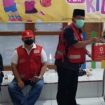 Wakil ketua 1 PMI kabupaten Banyuwangi Dr. H. Nurhadi, saat berikan bingkisan kepada  Ustadz Zakaria, pengasuh TPQ Safinatul Huda